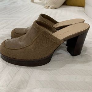Gianni Bini size 8 brown clog